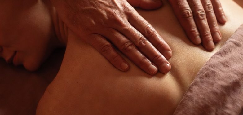 Partnermassage lernen für Paare in Hannover Paar erhält Spa-Behandlung mit Entspannungsmassage in ruhigem Ambiente.
