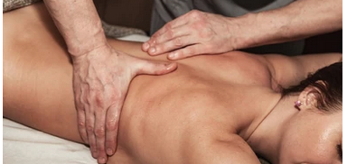 Eine Person erhält eine Entspannende Ganzkörpermassaga von einem Therapeuten in Hannover Döhren