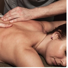 Eine Person erhält eine Rückenmassage, entspannende Atmosphäre -Frauenmassage