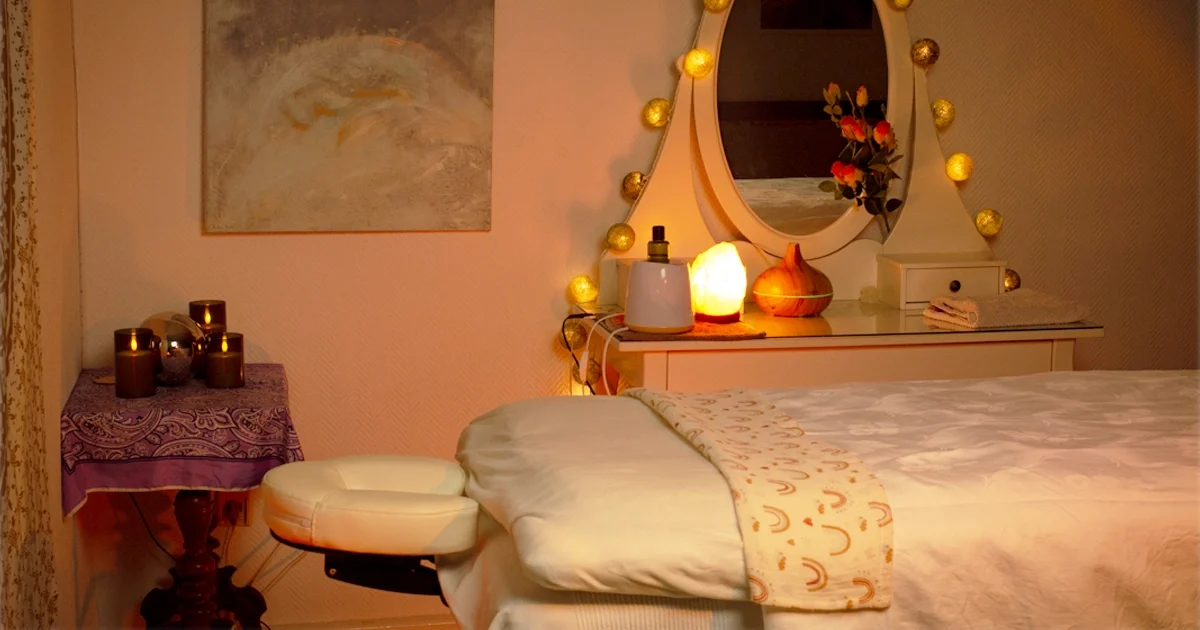 Massage Studio von Hannovermassage Gemütlicher Raum mit einem Massagetisch, sanfter Beleuchtung und beruhigenden Dekorationen.