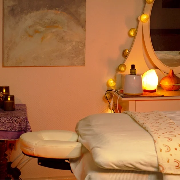 Massage Raum in Hannover-Döhren empfängt dich Privater Massageraum von HannoverMassage in Hannover-Döhren mit einer weißen Massageliege, warmen Kerzen und einer Himalaya-Salzlampe.