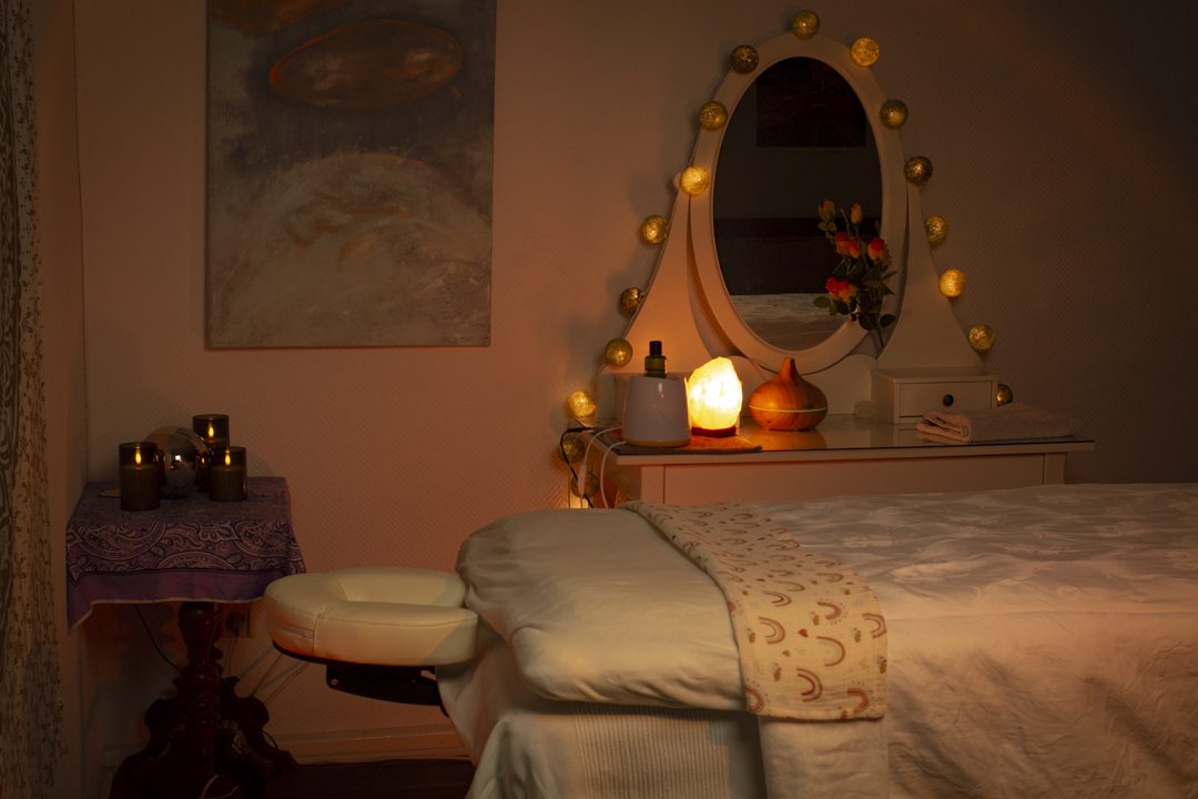 Gemütliches Massagezimmer in Hannover mit Kerzenlicht, Salzlampe und entspannender Atmosphäre für Ihre ultimative Massage Experience.
