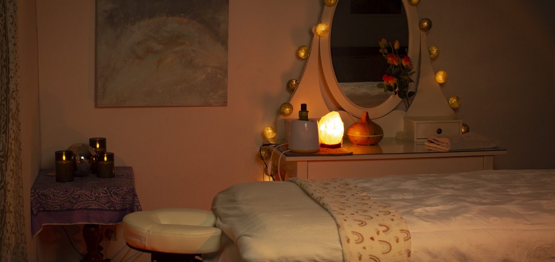 Gemütliches Massagezimmer bei HannoverMassage in Hannover-Döhren mit Kerzenlicht, Salzlampe und warmer Atmosphäre