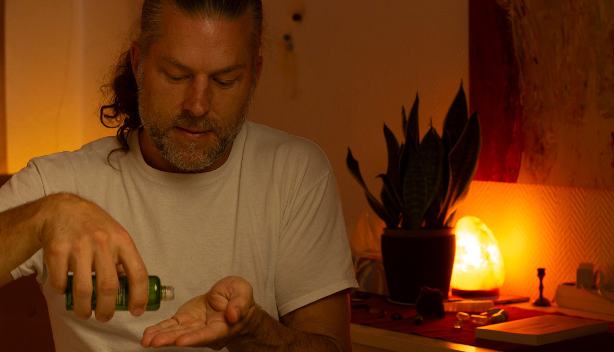 Masseur Paul Talley bereitet Massageöl vor in der Praxis HannoverMassage in Hannover-Döhren