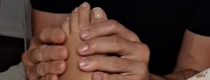 Gemütliches Massagezimmer bei HannoverMassage in Hannover-Döhren mit Kerzenlicht, Salzlampe und warmer Atmosphäre