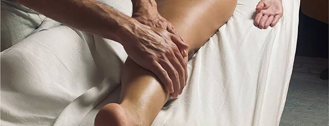 Entspannungsraum für Frauenmassage in Hannover-Döhren Gemütliches Massagezimmer bei HannoverMassage in Hannover-Döhren mit Kerzenlicht, Salzlampe und warmer Atmosphäre