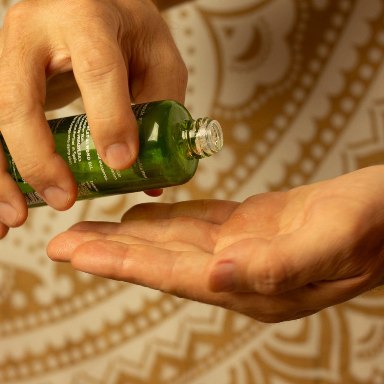 Achtsame Massage in Hannover + Hände bereiten warmes Massageöl vor